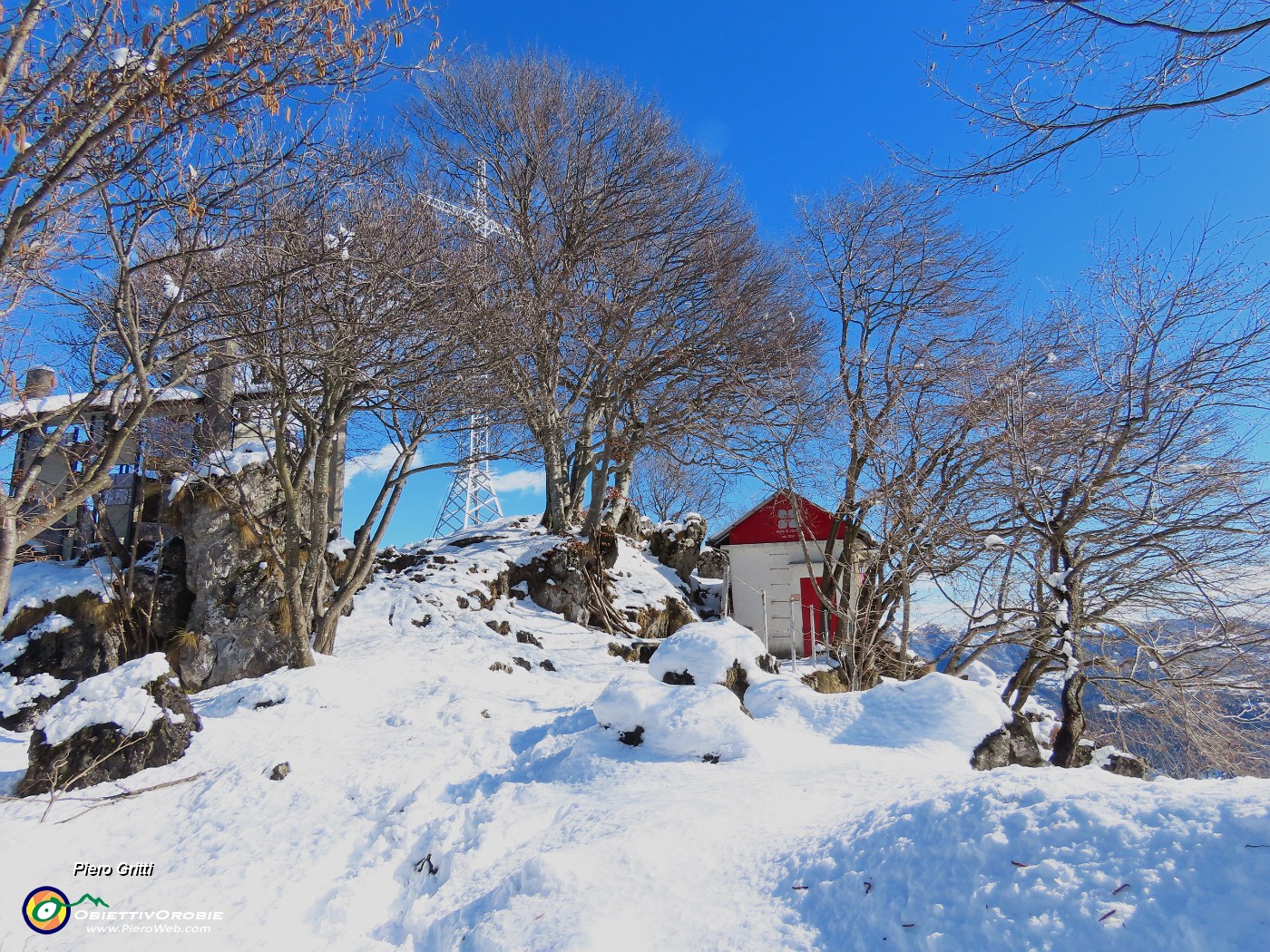 45 Baita G.E.S.P. e alta croce di vetta.JPG